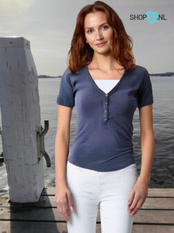 Donkerblauw tshirt gratis bij een jeans vanaf &euro; 60,00