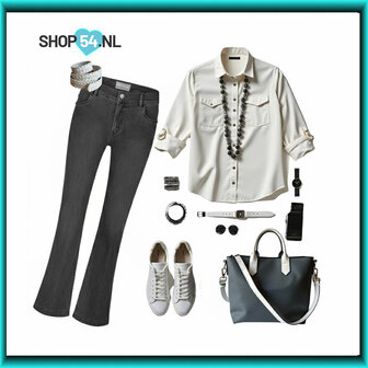 Deze casual outfit is opgebouwd rond de **Anna Montana Finja flared jeans** in antraciet, gestyled met een witte blouse, een zi