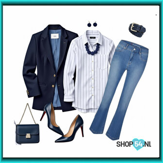 Deze elegante outfit is opgebouwd rond de **Anna Montana Finja flared jeans** in used stone, gestyled met een gestreepte blouse
