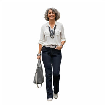 Een model draagt een Anna Montana Finja flared jeans in de kleur antraciet, gecombineerd met een lichte blouse met opgerolde mo