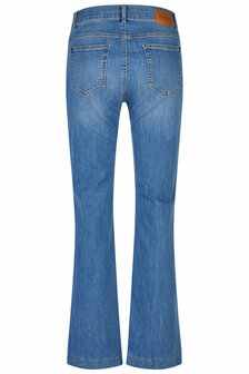 Achterkant van de Anna Montana Finja flared jeans in used stone, met perfect geplaatste achterzakken en pasvorm. 