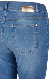Detailopname van de bovenkant achter van de Anna Montana Finja flared jeans in used stone, met focus op de tailleband, riemluss