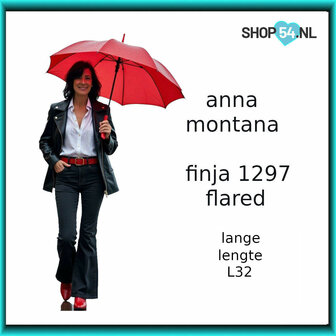 Model met Anna Montana Finja flared jeans in het zwart, gestyled met een leren jack, wit overhemd en rode accessoires. 