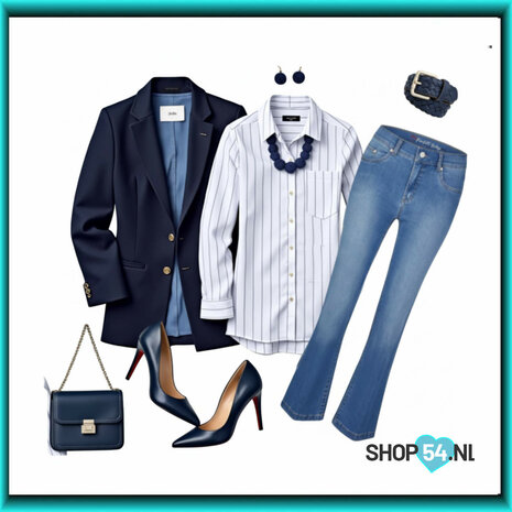 Deze elegante outfit is opgebouwd rond de **Anna Montana Finja flared jeans** in used stone, gestyled met een gestreepte blouse