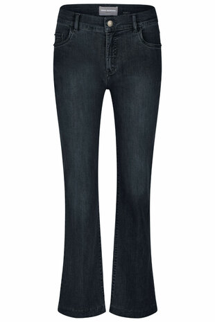 Vooraanzicht van de Anna Montana Finja flared jeans in diep blueblack. Een donkere jeans met een subtiele blauwe tint.