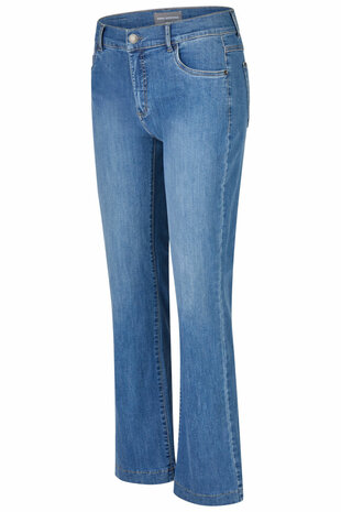 Zijaanzicht van de Anna Montana Finja flared jeans in used stone, toont de elegante flared pijpen en de pasvorm langs het been.