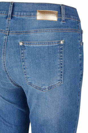 Detailopname van de bovenkant achter van de Anna Montana Finja flared jeans in used stone, met focus op de tailleband, riemluss
