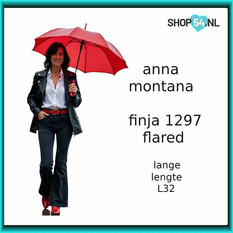 Model met Anna Montana Finja flared jeans in het zwart, gestyled met een leren jack, wit overhemd en rode accessoires. 